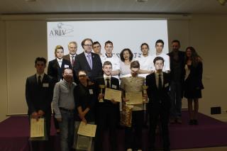 Les candidats du 9ème concours culinaire pour les apprentis du Val d'Oise avec l'un des parrain,...