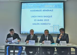 A la tribune de droite à gauche, Bruno Dottax, co-président de l'Umih Pays Basque, Roland Héguy,...