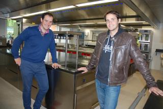 Dans leurs cuisines métamorphosée, les Frères Ibarbarboure Xabi, le chef cuisinier et Patrice, le...