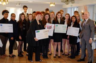 La chanteuse Fabienne Thibeault, le directeur du lycée St Anne, Joseph Le Gal (à dte), et les...