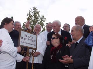 En 2009, la ville de Mougins avait inauguré une place Roger Vergé. Étaient présents : Alain Llorca,...