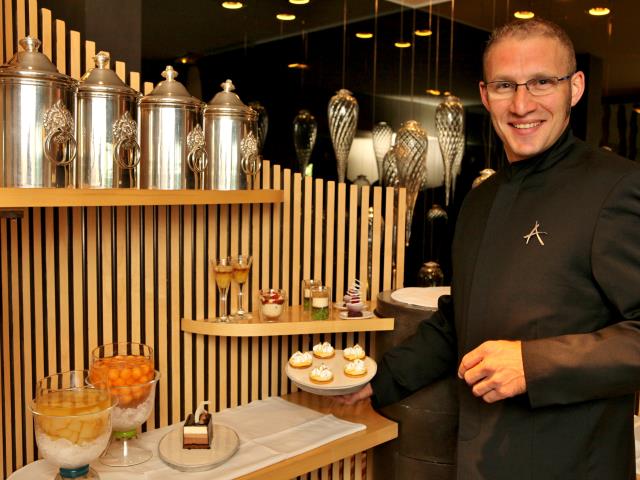 Vincent Mazurier et le fameux chariot de desserts qui circule entre les tables en fin de service.