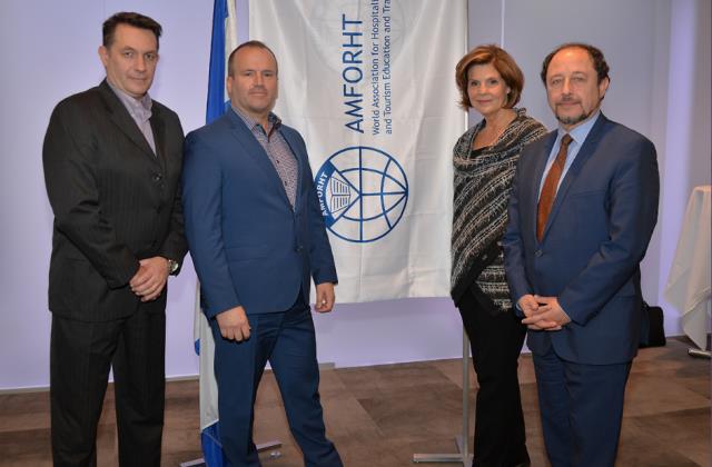 de gauche à droite, Xavier Gret, directeur l'AHQ, Benoit Sirard, Président de l'AHQ, l'Honorable Liza Frulla, Directrice de l'ITHQ, Philippe François, Président de l'AMFORHT