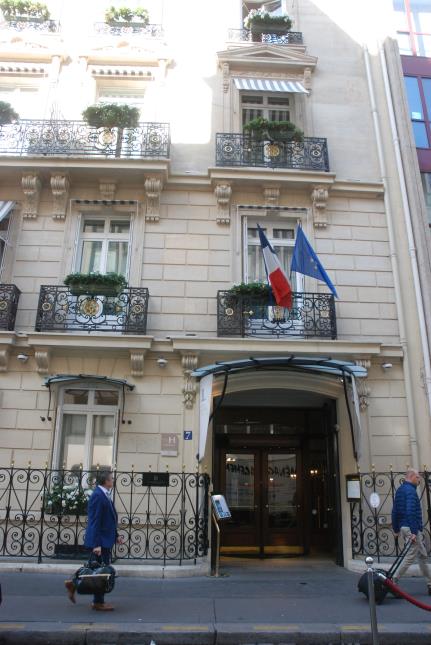 C'est au Lancaster, au coeur du 8ème arrondissement de Paris, que Benoît Bouquin, exerce en tant que sommelier depuis presque un an