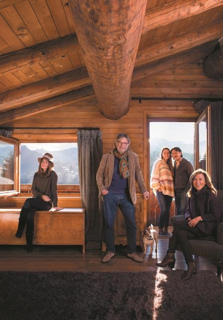 Chez les Sibuet, on travaille en famille. De gauche à droite : Marie SIBUET, Jean-Louis SIBUET, Nicolas SIBUET et sa compagne Marine CUTILLAS, Jocelyne SIBUET