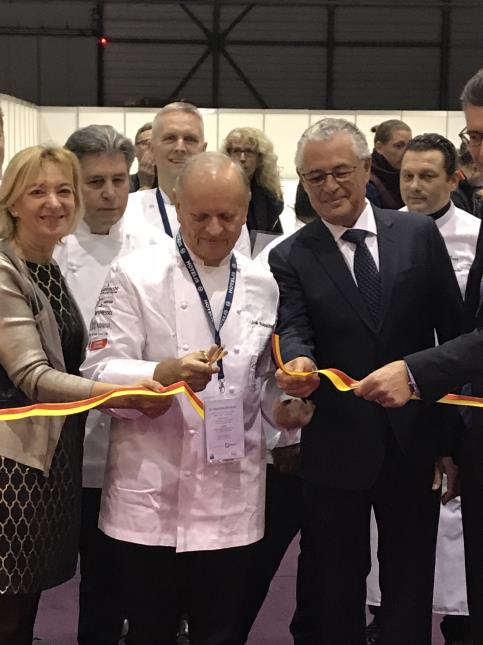 De gauche à droite : Marie-Odile Fondeur, directrice du Sirha, les chefs Michel Roth, Joel Robuchon, président d'honneur, Christian Marich, président de Sirha Genève 2018.