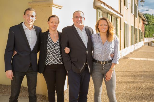 rmand Méchali aux côtés de son épouse et de ses enfants devant le restaurant Chapel. Un projet avant tout familial.