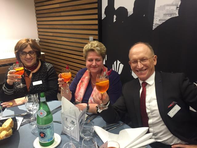 Muriel Belloir, directrice du lycée Jehanne de France, Odile Thibault et Joseph le Gal lors de la soirée Vaincre La Mucoviscidose