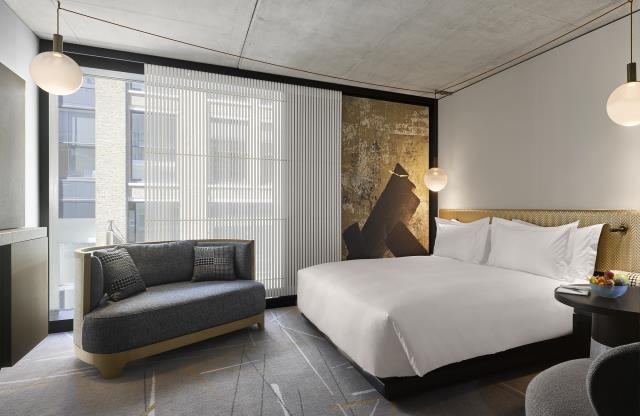Les chambres, signées par les architectes d'intérieur du Studio Mica, développent un style minimaliste.