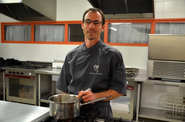 Enseignant de cuisine au Lycée des Métiers de Château Chinon, Mathieu Baudry vient de lancer ses cours de cuisine dans l'Auutnois Morvan. Une offre jusqu'alors inexistante.
