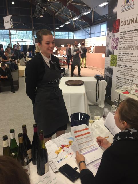 La candidate en plein exercice de mémoire pour le concours mémoire d'Eléphant