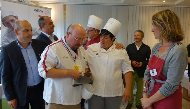 Philippe Cheylas d'Elior, l'organisateur ; Denis Constant, le vainqueur ;  la chef Isabelle Barraud et l'éducatrice Laurence Lukaszwski, et derrière entre elles, le président du jury, Arkadiusz Zuchmanski.