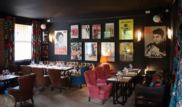 Le salon, dans le prolongement du restaurant, est multifonction.