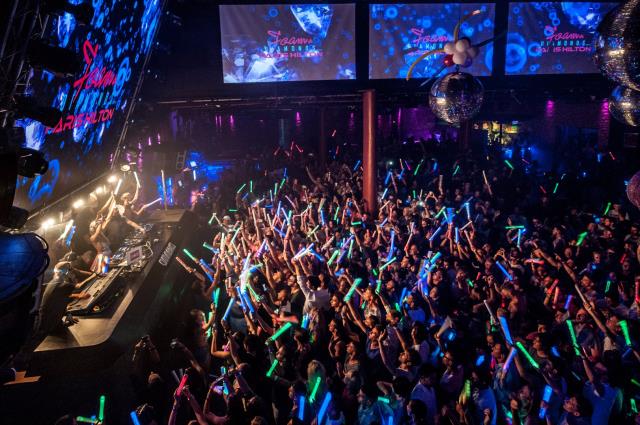 Paris Hilton se produit depuis cinq ans comme DJ lors de « Foam & Diamonds », l'une des plus grandes fêtes estivales à Ibiza, organisée à la discothèque l'Amnesia