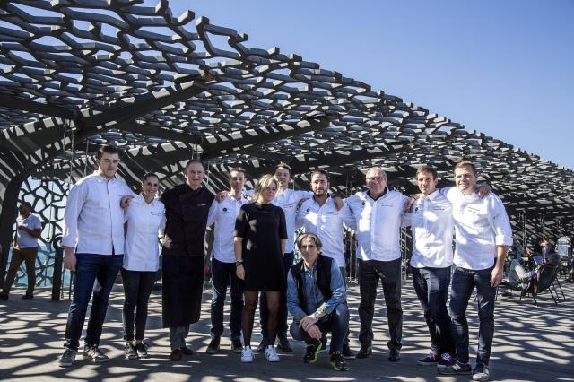 Christelle Brua au Môle Passédat, situé au dernier étage du Mucem à Marseille, entourée de Gérald Passédat et les Sud'Crés.