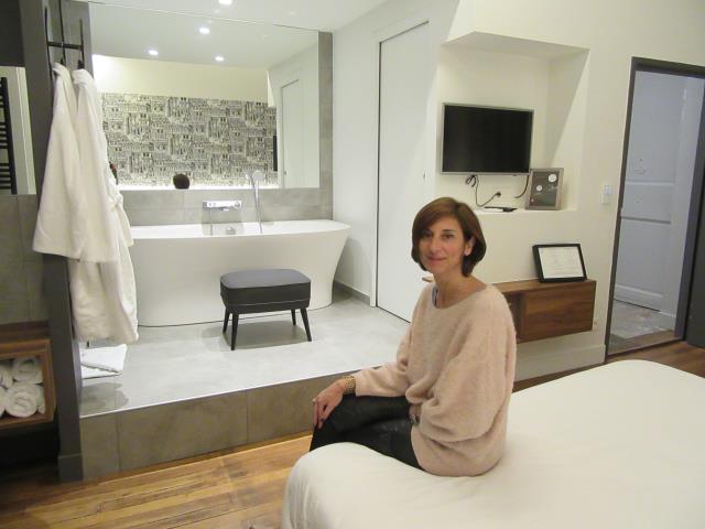 La co-fondatrice Nathalie Grynbaum au sein de l'une des 11 suites lyonnaises de MiHotel