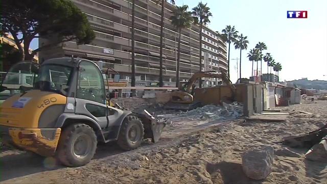 Les pelleteuses sont entrées en action sur les plages de Juan-les-Pins