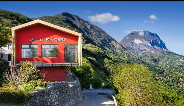 Le restaurant « Chez le Pèr Gras » dans son nouvel écrin, comme posé en équilibre à l'articulation entre le glacis du fort et le Mont Rachais.
