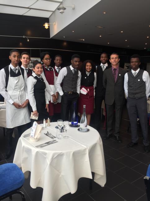 Les jeunes serveurs juste avant de renterer en scène avec Hervé Letellier, professeur de restaurant