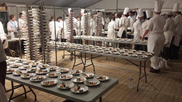 Sous le barnum, les cuisiniers se sont attaqués au dressage et finitions des mets