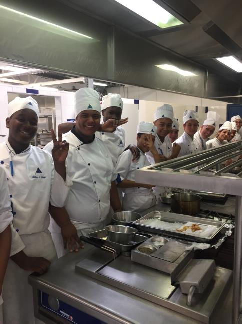 Les jeunes cuisiniers préparant le Menue des Chefs Solidaires avec Stéhane Charlet, professeur de cuisine
