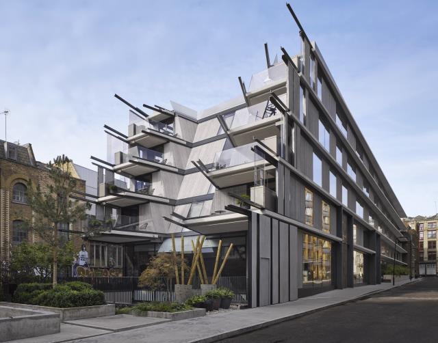 La façade futuriste du bâtiment a été dessinée par les architectes Ron Arad et Ben Adams.