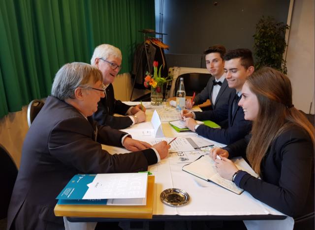 Les responsables du recrutement des grandes enseignes et les élèves en entretien individuel