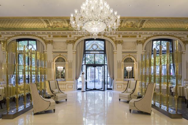 En janvier, nouvelle déco et nouveau décor pour le Lobby du Peninsula parisien.