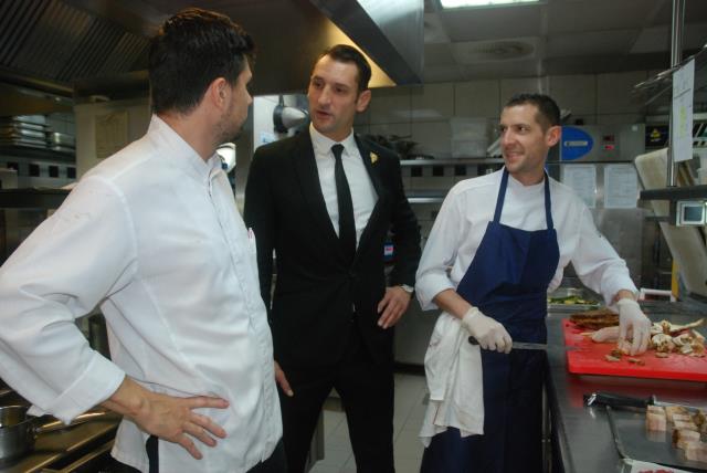 Chaque matin, le sommelier fait un rapide brief avec la cuisine, pour penser les accords mets-vins