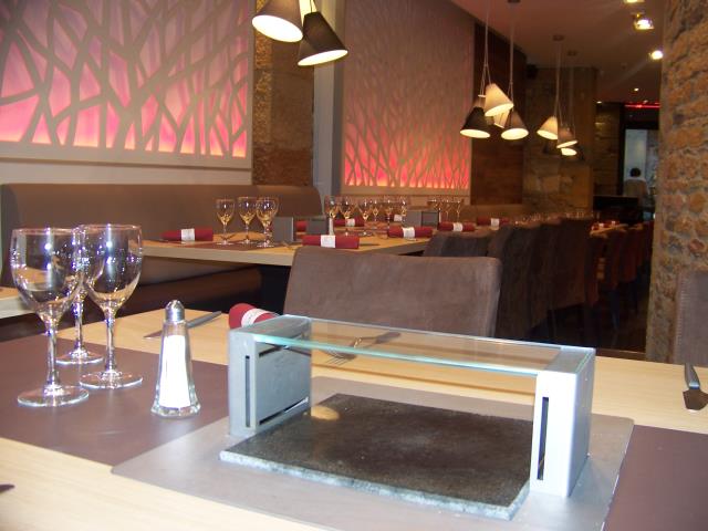 L'appareil Pierrade est intégré aux tables, mais il est possible de le retirer au moment du dessert.