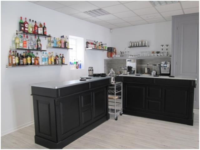 2 comptoirs zinc équipés : machine à glaçons, lave-verre, machine à café, blender, moulin, ustensiles, verrerie