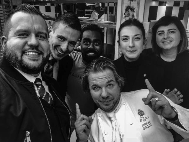 de gauche à droite : Thomas Aussant Geru, vice président de Croq'l'Espoir ; Cédric Charreire, président de Croq'l'Espoir ; Arithas Viswanathan, chef barman de l'éphémère 2018 ; Nicolas Sale ; Marion Bourdin, secrétaire de Croq'l'Espoir ; Bénédicte Vercel,