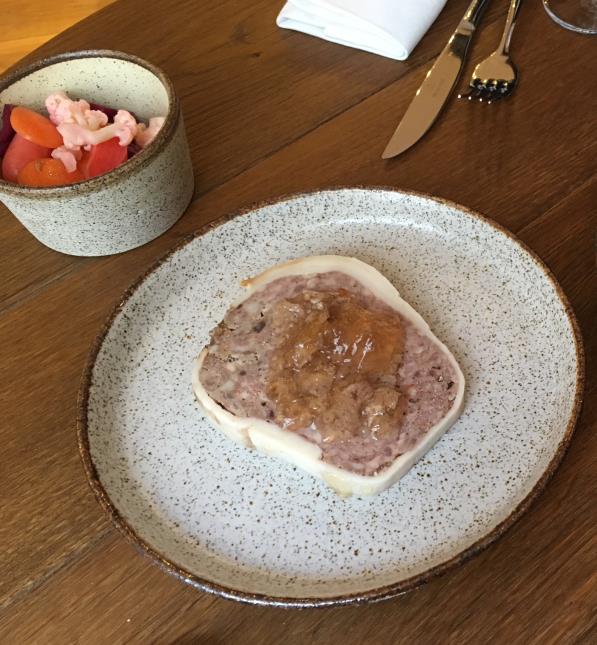 Chez Elmer (Paris 3e), la terrine maison est servie avec son bol de pickles.