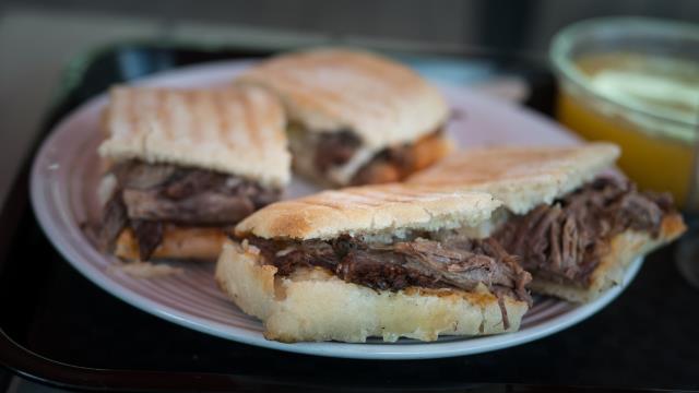 Sandwich à l'effilochée de paleron de boeuf chez Paulette, la nouvelle sandwicherie de Grégory Cuilleron, Lyon