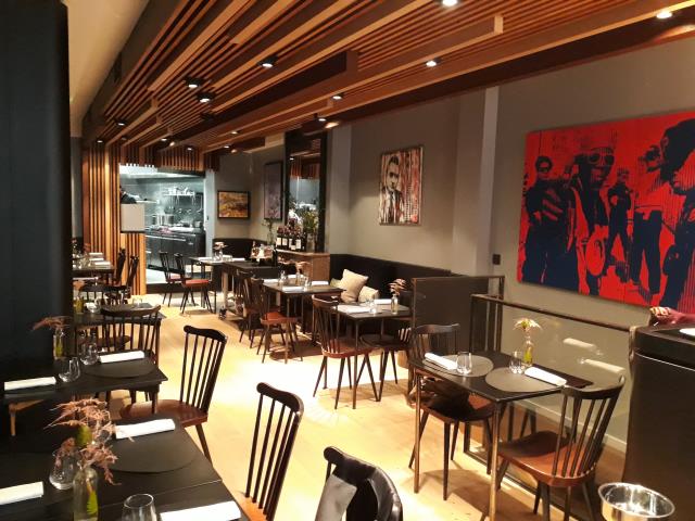 Un coup de peinture a changé l'ambiance du précédent restaurant pour marquer la différence.