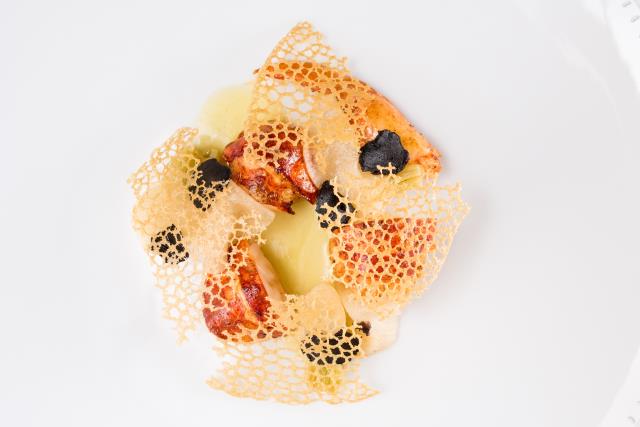 Fricassée de Homard Bleu à l'Ail Noir du Var, Jeunes Navets à l'Aigre Douce, Tuile Croustillante