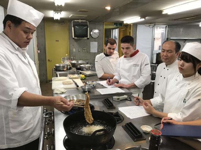 Le stage s'est terminé avec une démonstration du célèbre Chef Hiroshisa Koyama, propriétaire de l'école Heisei.