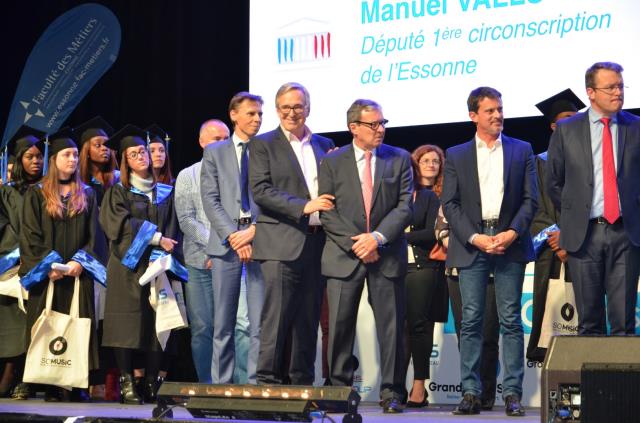 (De gauche à droite) Frédéric Boutaud, Directeur Territorial Enedis Essonne ; Francis Chouat ; Max Peuvrier ; Manuel Valls et François Durovray félicitent les diplômés