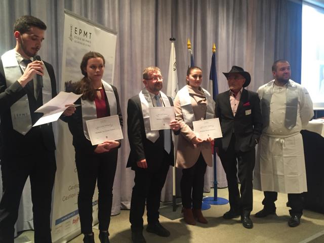 Les apprenti(e)s reçoivent leur prix des mains de Gérard Cagna et Guillaume Gomez