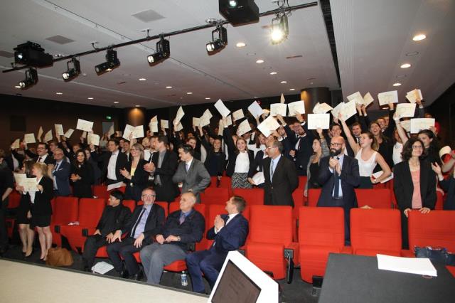 Les récipiendaires du lycée jean Drouant brandissemnt fièrement leurs diplômes, au premier rang Eric Ryckebusch et Pierre Berthet