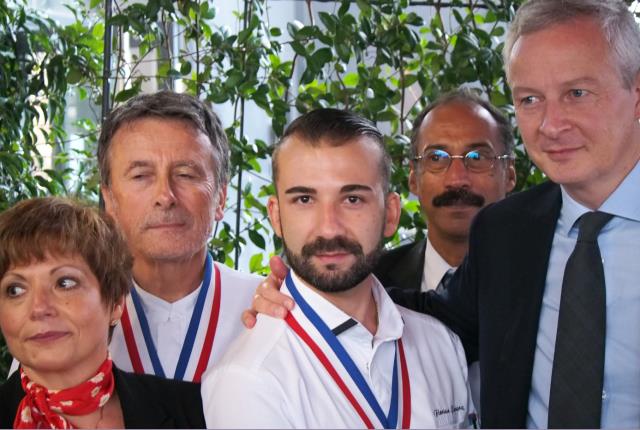 de gauche à droite : Géraldine Teytaut, DDFPT du lycée Montaleau, Claude Fernandez, Florian Pereira, Serge Morfan proviseur du lycée Montaleau et Bruno Le Maire