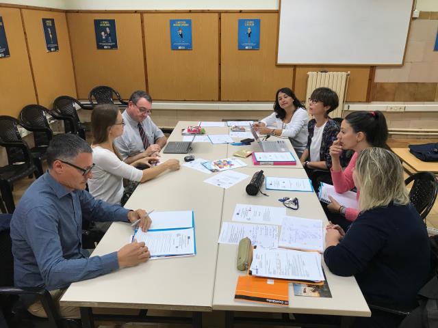 de droite à gauche : Bénédicte Chupin : prof restaurant, Nulia : Prof d'Anglais, Guylaine Lambert : Prof d'anglais, Fina : Prof de Français, Anglais, Josep : le directeur du lycée espagnol, Dominique Coutant : prof d'espagnol  .