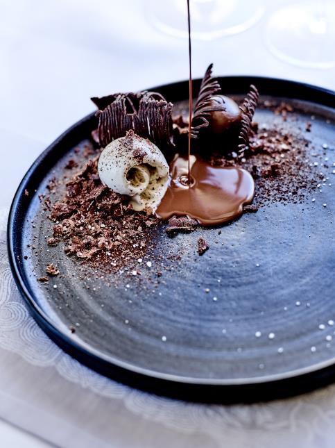 Fines feuilles et Soufflé, chocolat noir et cardamome de Maxime Frédéric, Le George V, Paris IIIe