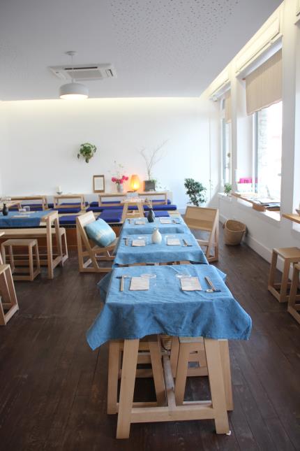 Le restaurant, décoré par les deux associées, propose une cuisine japonaise végétarienne.