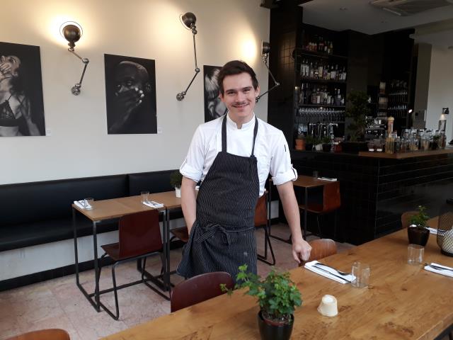 A 22 ans, Damien Laforce a la fougue et le look d'un hussard et revendique le statut d'artisan pour les cuisiniers.