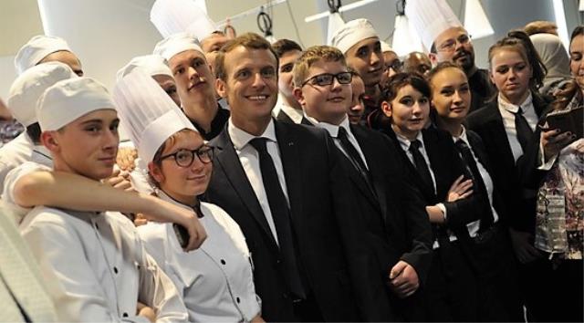 Le Président de la République a apprécié la prestation et a trouvé les mots pour remercier les élèves et faire quelques photos.