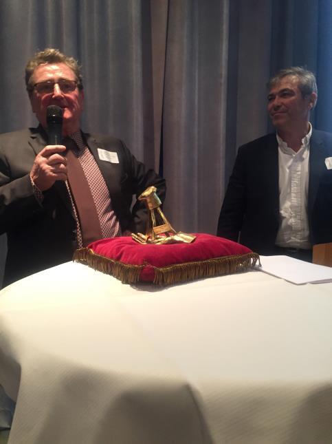 Remise de la main d'Or par eric Blat, président de l'ACEPMT à Jean-Louis Uhalt ancien Vice-Président de l'ADMT