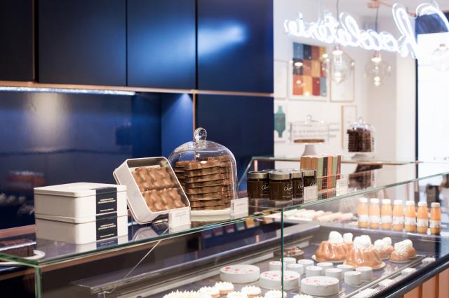 Les barres chocolatées sur le comptoir de la Chocolaterie Cyril Lignac, Paris XIe