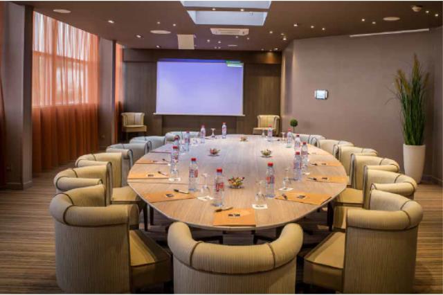 Salle de réunion conçue pour répondre aux exigences en termes d'équipements techniques et de confidentialité.