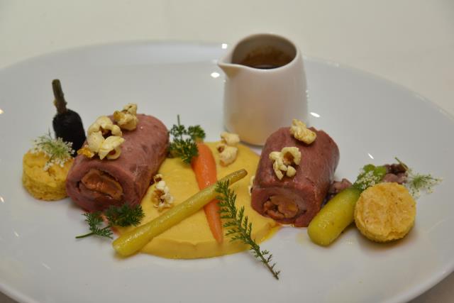 La recette de Victor Gibernon : Roulé de Magret au coeur de foie gras poêlé cuit à basse température, accompagné de son maïs en trois façons, carottes multicolores et jus corsé.